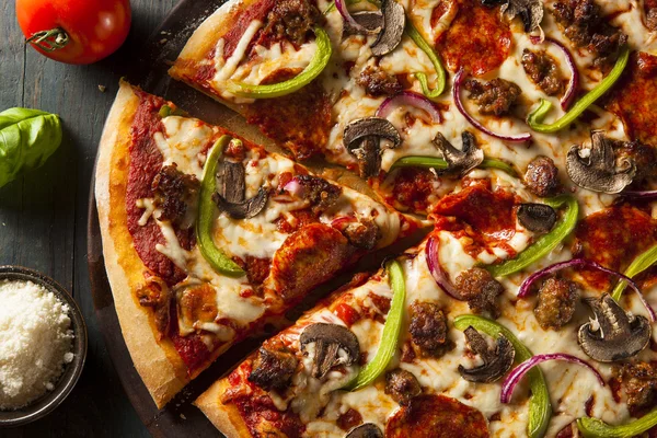 Zelfgemaakte warme opperste Pizza — Stockfoto