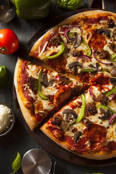 Hausgemachte heiße Pizza — Stockfoto