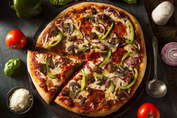 Zelfgemaakte warme opperste Pizza — Stockfoto