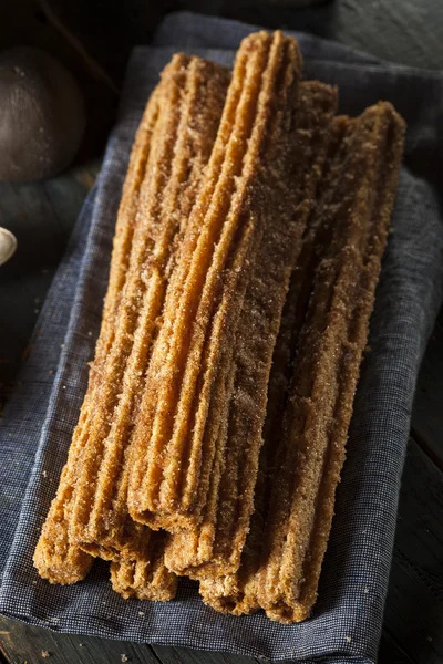 Самодельный глубокий пожарил churros — стоковое фото