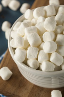 Bir kasede beyaz Mini lokum