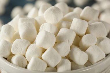 Bir kasede beyaz Mini lokum