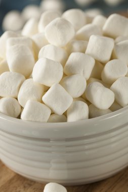 Bir kasede beyaz Mini lokum