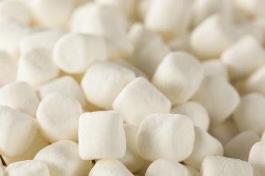 Bir kasede beyaz Mini lokum