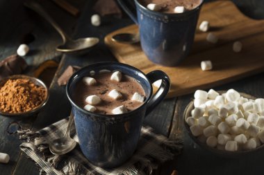 Ev yapımı siyah sıcak çikolata