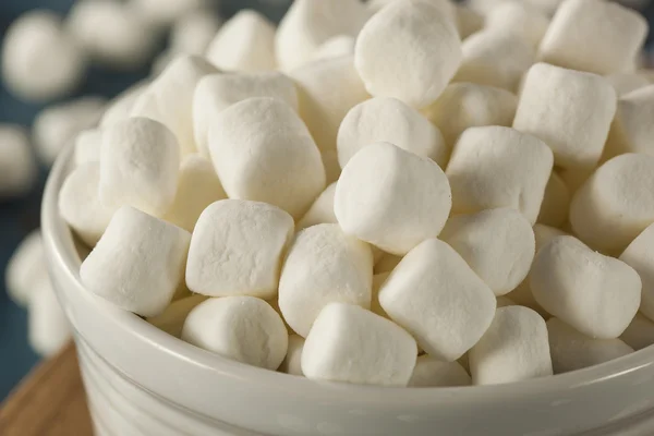 在一个碗里的白色迷你棉花糖 — 图库照片