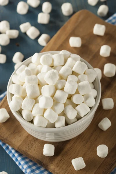在一个碗里的白色迷你棉花糖 — 图库照片