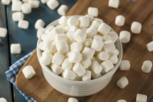Weiße Mini-Marshmallows in einer Schüssel — Stockfoto