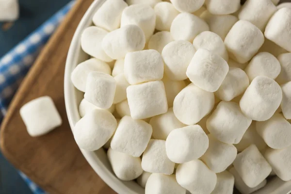 Mini marshmallows brancos em uma tigela — Fotografia de Stock
