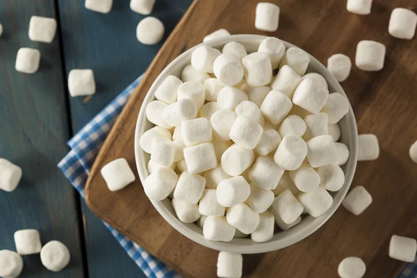 Mini guimauves blanches dans un bol — Photo