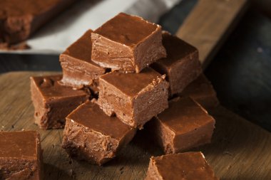 Ev yapımı koyu çikolata Fudge