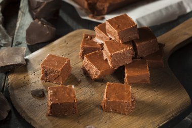 Ev yapımı koyu çikolata Fudge