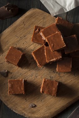 Ev yapımı koyu çikolata Fudge