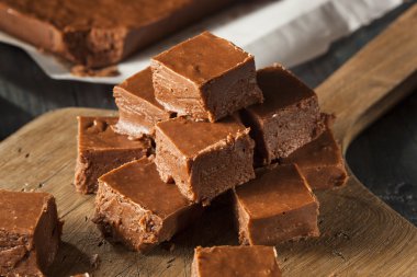 Ev yapımı koyu çikolata Fudge