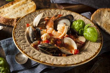 Ev yapımı İtalyan deniz ürünleri Cioppino