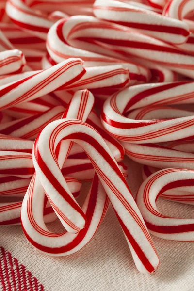 Mini bastões de doces vermelhos e brancos — Fotografia de Stock