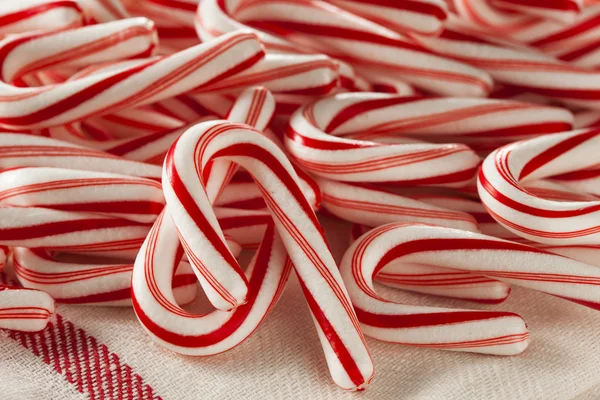 Mini bastões de doces vermelhos e brancos — Fotografia de Stock