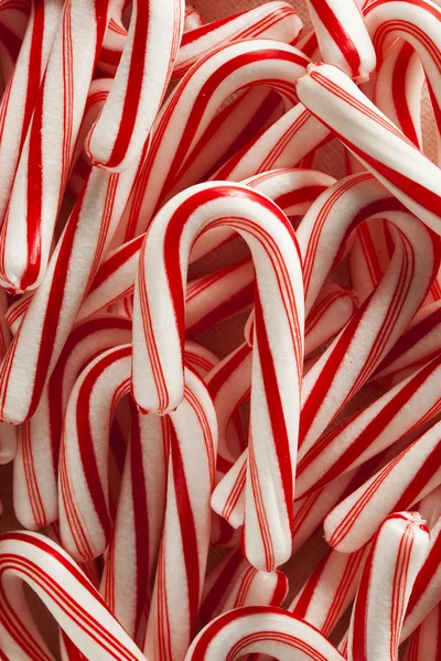 Mini bastões de doces vermelhos e brancos — Fotografia de Stock