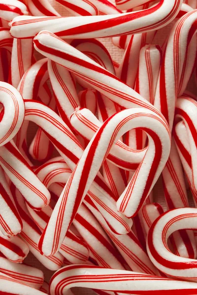 Mini bastones de caramelo rojo y blanco — Foto de Stock