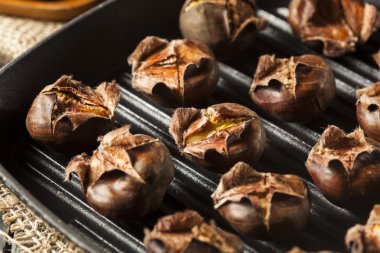 Sıcak kahverengi kavrulmuş kestane