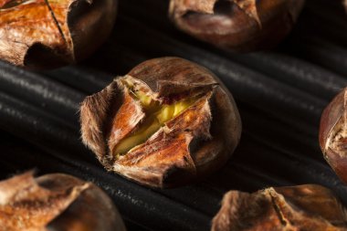 Sıcak kahverengi kavrulmuş kestane