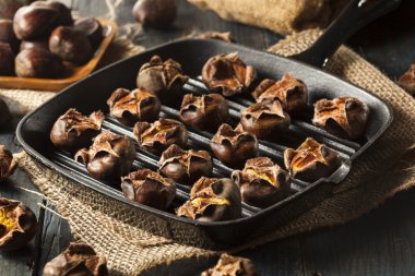 Sıcak kahverengi kavrulmuş kestane