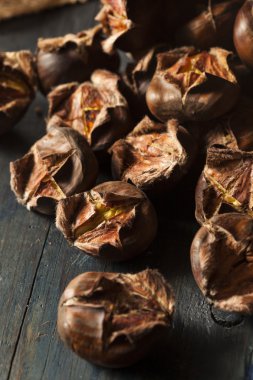 Sıcak kahverengi kavrulmuş kestane