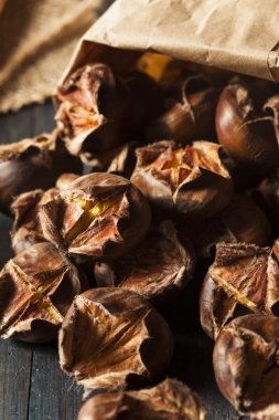 Sıcak kahverengi kavrulmuş kestane