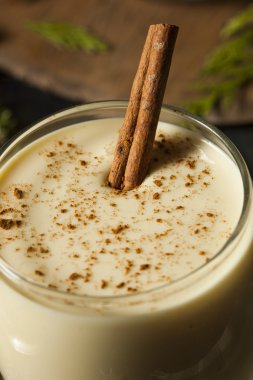 Ev yapımı beyaz tatil yumurta likörü