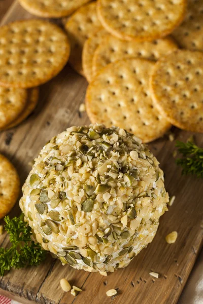 Bola de queso casera con frutos secos —  Fotos de Stock