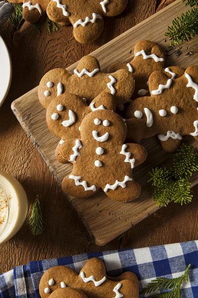 Hemgjord dekorerade pepparkakor män — Stockfoto