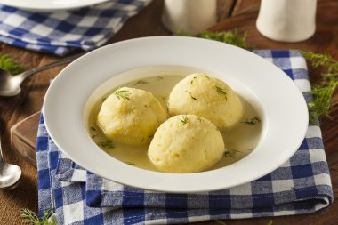Sıcak ev yapımı Matzo topu çorbası
