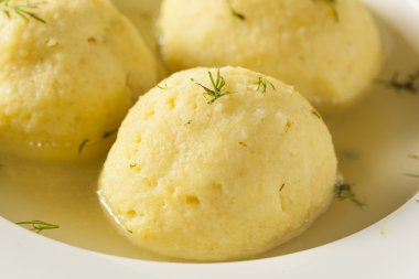 Sıcak ev yapımı Matzo topu çorbası