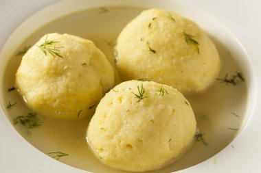 Sıcak ev yapımı Matzo topu çorbası