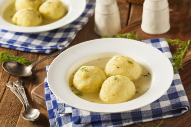 Sıcak ev yapımı Matzo topu çorbası