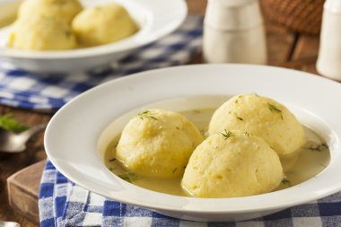 Sıcak ev yapımı Matzo topu çorbası
