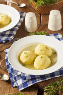 Sıcak ev yapımı Matzo topu çorbası