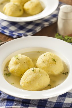Sıcak ev yapımı Matzo topu çorbası
