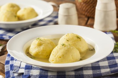Sıcak ev yapımı Matzo topu çorbası