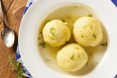 Sıcak ev yapımı Matzo topu çorbası