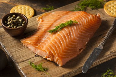 Ev yapımı füme somon meze