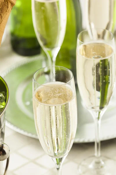 Champagne bollente alcolico durante anno nuovo — Foto Stock