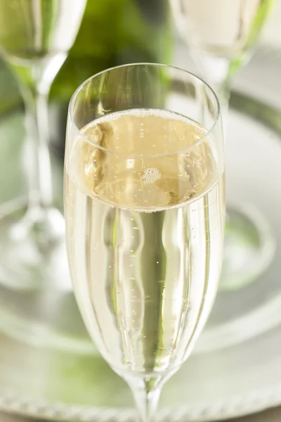 Champagne bollente alcolico durante anno nuovo — Foto Stock