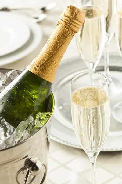 Alkoholtartalmú pezsgő pezsgő a Szilveszter — Stock Fotó