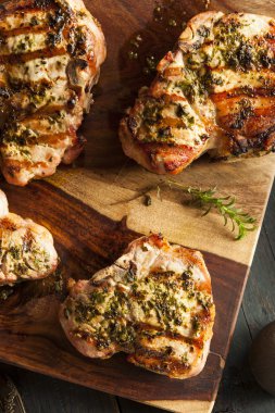 Büyük ızgara domuz pirzolası