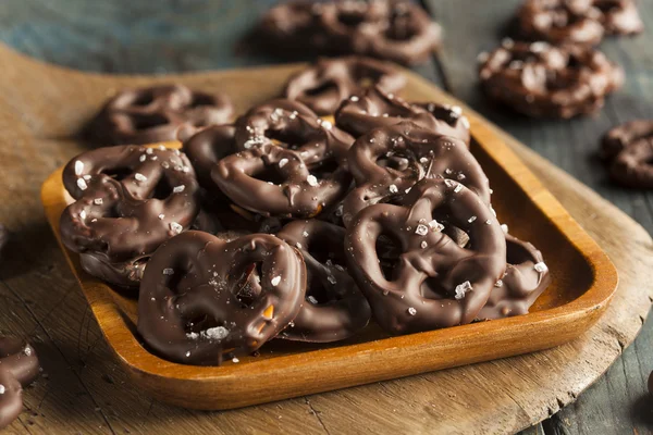 Zelfgemaakte chocolade overdekte pretzels — Stockfoto