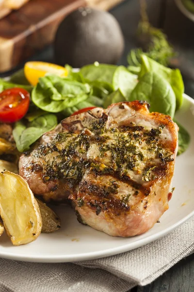 Große gegrillte Schweinekoteletts — Stockfoto