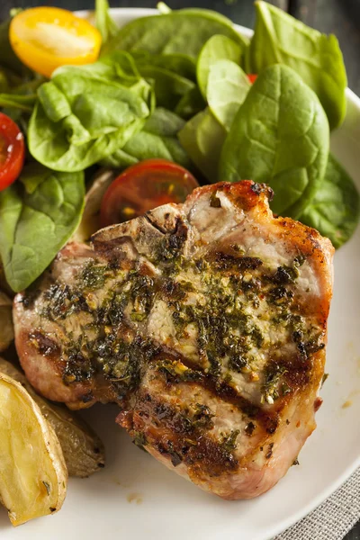 Große gegrillte Schweinekoteletts — Stockfoto