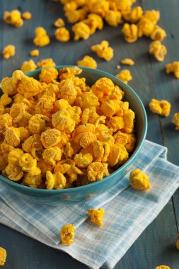 Ev yapımı Cheddar peynir patlamış mısır