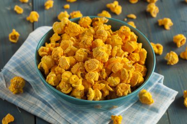 Ev yapımı Cheddar peynir patlamış mısır